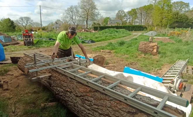 Sciage de chêne en planche à Miniac Morvan par l'entreprise arbre design , Meillac, Arbre Design